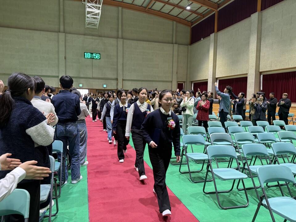 용정중학교, 2026학년도 입학식 개최.. 힘찬 새 출발 - 교육 | 코리아NEWS