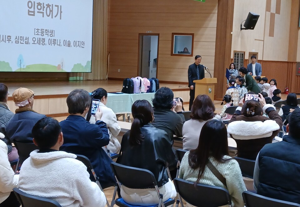 입학생보다 학부모가 더 많은 칠량초, 따뜻한 마음으로 학교생활 시작 - 교육 | 코리아NEWS