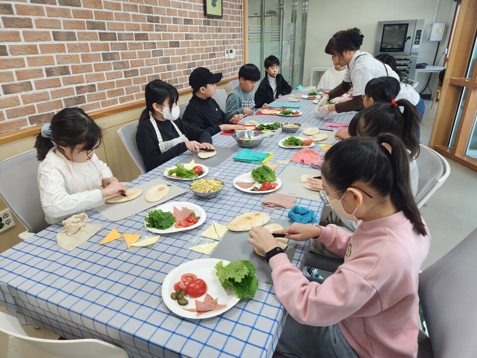 매화꽃 향기 속 배움의 즐거움, 광양도서관 봄학기 평생교육 본격 출발 - 교육 | 코리아NEWS
