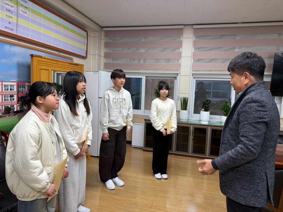 녹동초, 전교·학급 임원에 ‘책임감’ 심어주는 특별한 당선증 수여식 - 교육 | 코리아NEWS