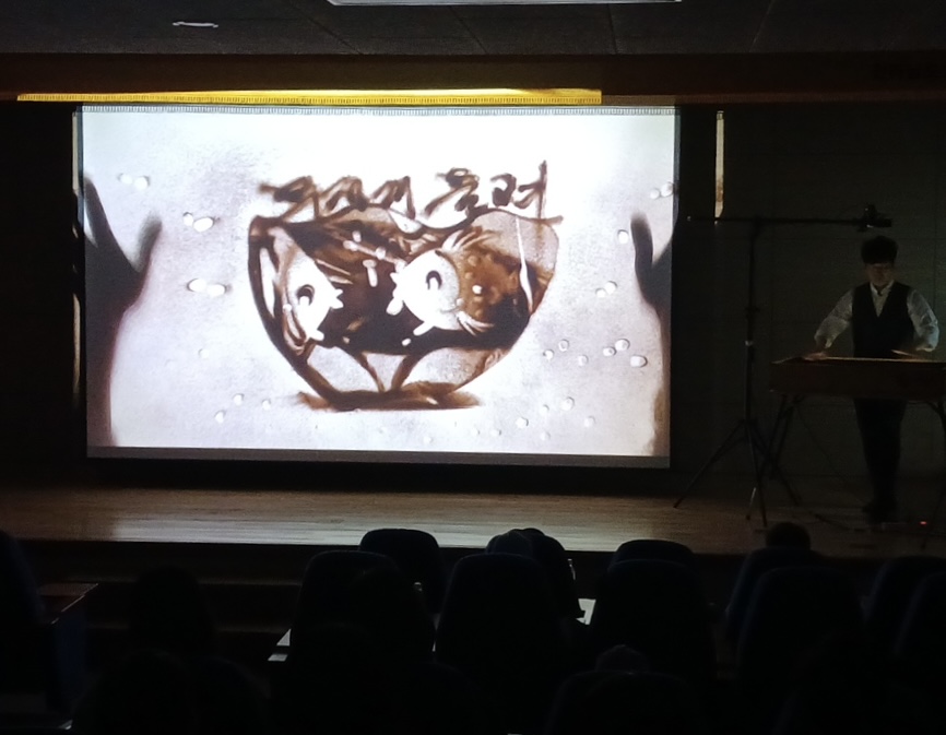 영광도서관, 환상적인 빛과 모래의 만남 ‘그림책 샌드아트’ 공연 성료 - 문화 | 코리아NEWS