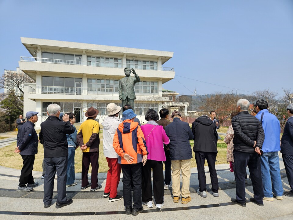 60년 만에 그리운 교정으로… 목상고 졸업 60주년 동문 방문 - 교육 | 코리아NEWS