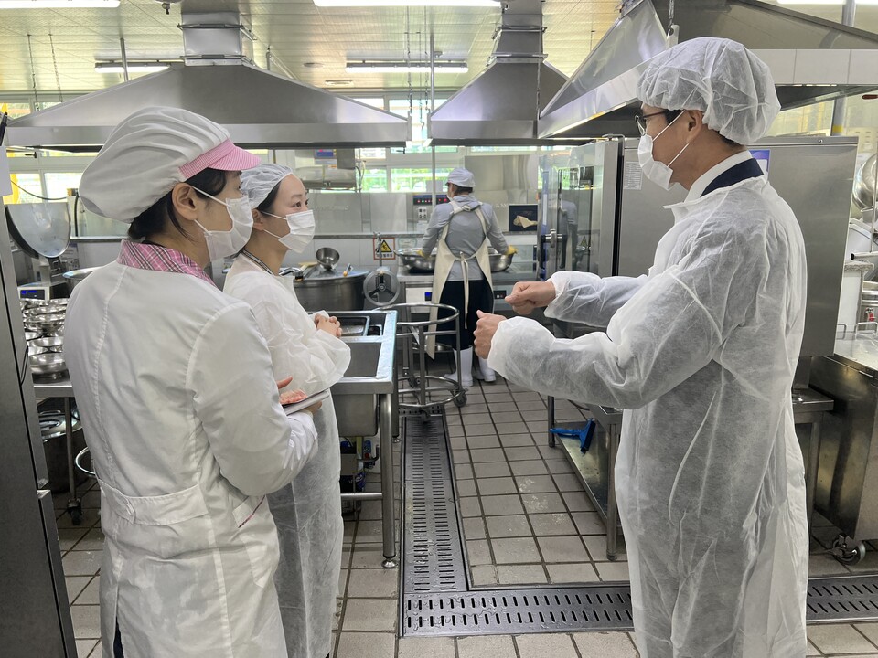 고흥교육지원청, 봄철 식중독 예방 위해 학교급식 위생 특별점검 실시 - 교육 | 코리아NEWS