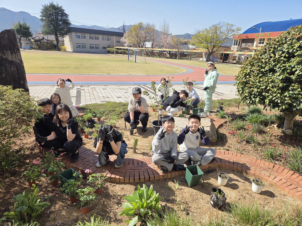 마을과 함께 꾸는 창평초 화단, 생태감수성과 진로탐색을 잇다 - 교육 | 코리아NEWS