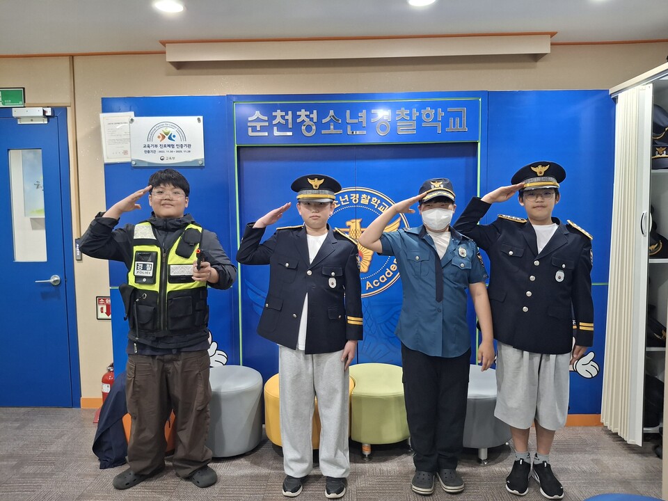 순천삼산초, 청소년 경찰학교서 VR 체험과 진로 탐색 동시에 잡다 - 교육 | 코리아NEWS
