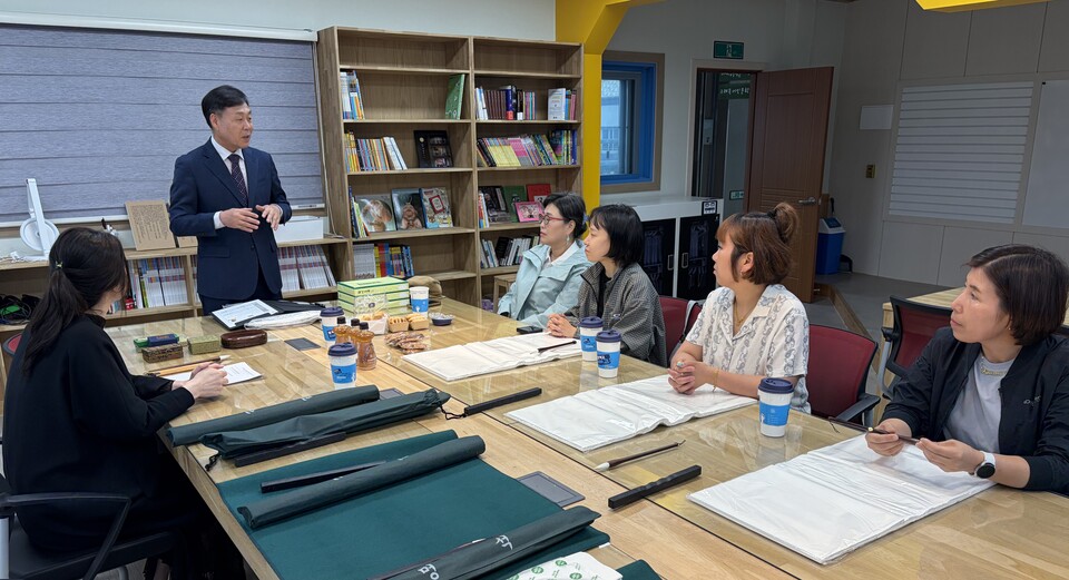 구례교육지원청, 학부모 위한 ‘독서인문서예 교실’ 첫 개강 - 교육 | 코리아NEWS