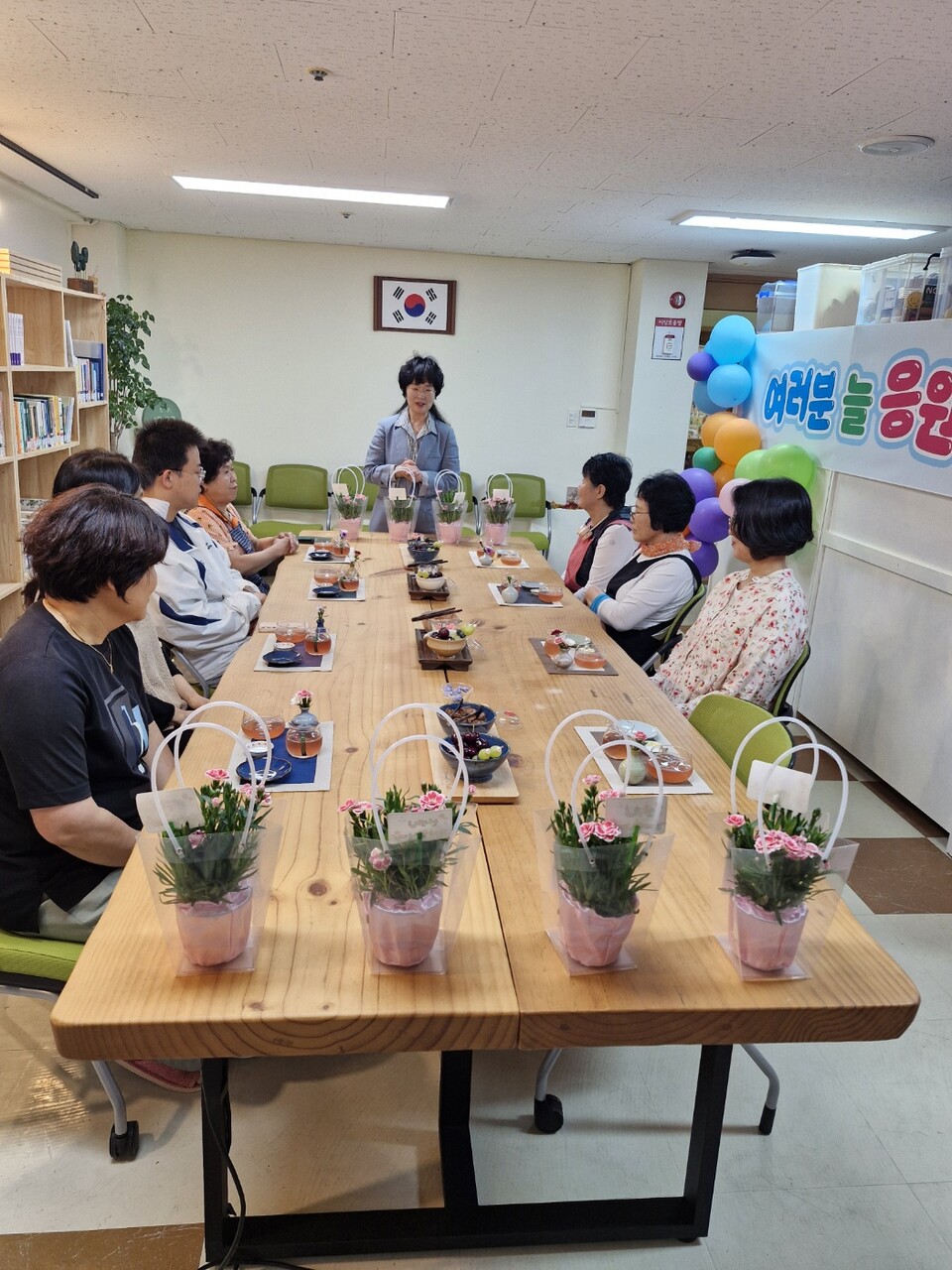 35년 차 교사 감동시킨 여수성산유치원의 레드카펫 스승의 날 - 교육 | 코리아NEWS