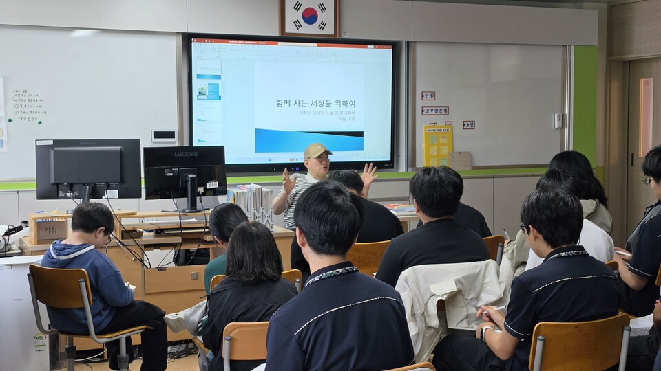 장흥도서관, 유치중학교서 고정욱 작가와 ‘함께 사는 세상’ 이야기 - 교육 | 코리아NEWS