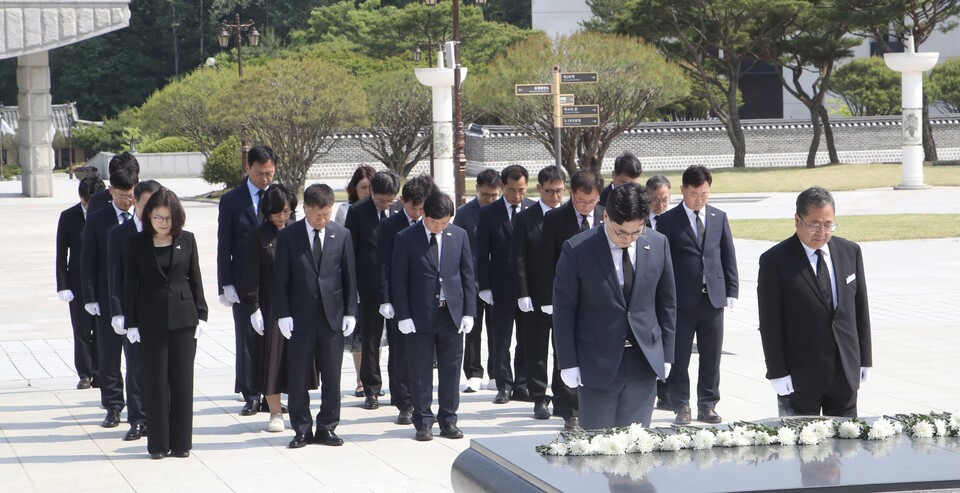 전남교육청, 5·18 46주년 맞아 민주묘지 참배…교육 기념주간 운영