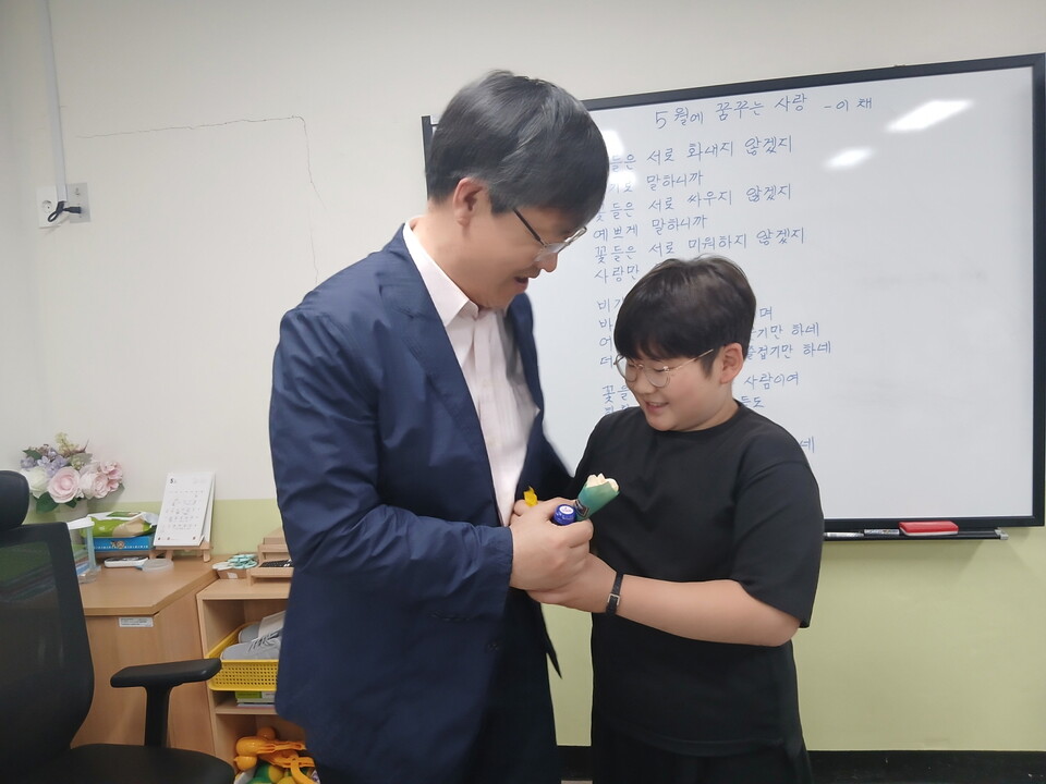"선생님 힘내세요!" 담양동초 학생들, 재치 있는 응원과 감사 전해 - 교육 | 코리아NEWS