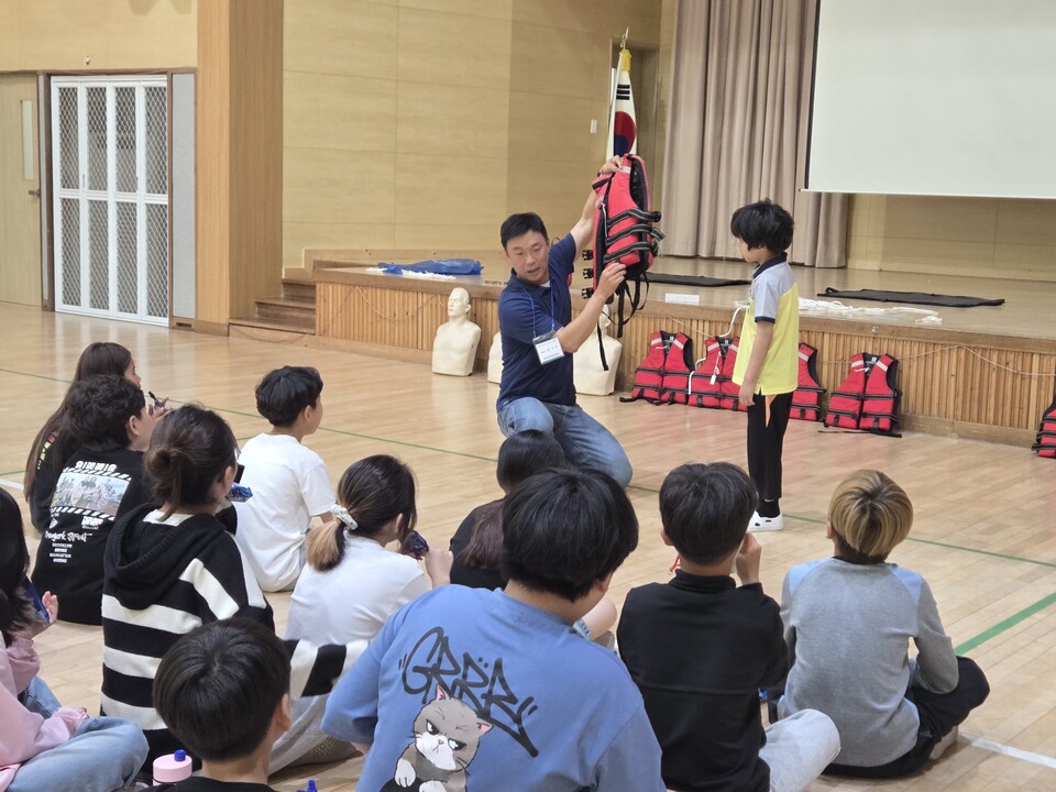 목포대연초 ‘1일 명예교사’…학부모가 선생님이 되어 꿈을 심어요 - 교육 | 코리아NEWS