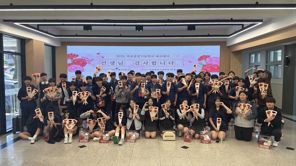 “선생님 보러 왔어요” 목포중앙고, 中 3곳 찾아 띄운 ‘애교데이’ 감동