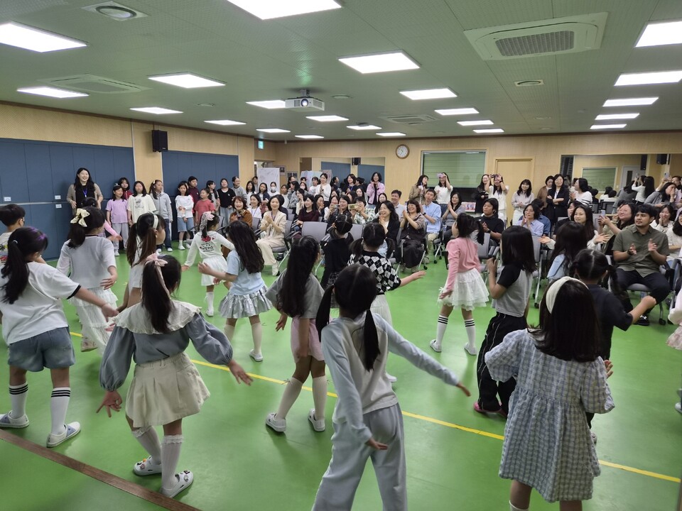 웅천초, 스승의 날 맞아 ‘감사와 존중의 하모니’ 연주회 - 교육 | 코리아NEWS