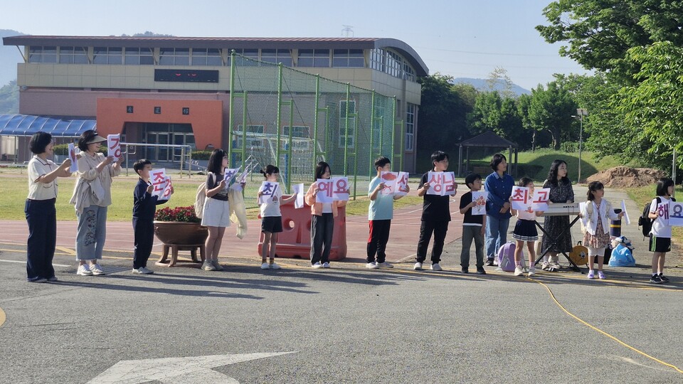 동화초, 스승의 날 맞아 감동의 '축제'…학생·학부모가 함께 전한 존경의 마음 - 교육 | 코리아NEWS