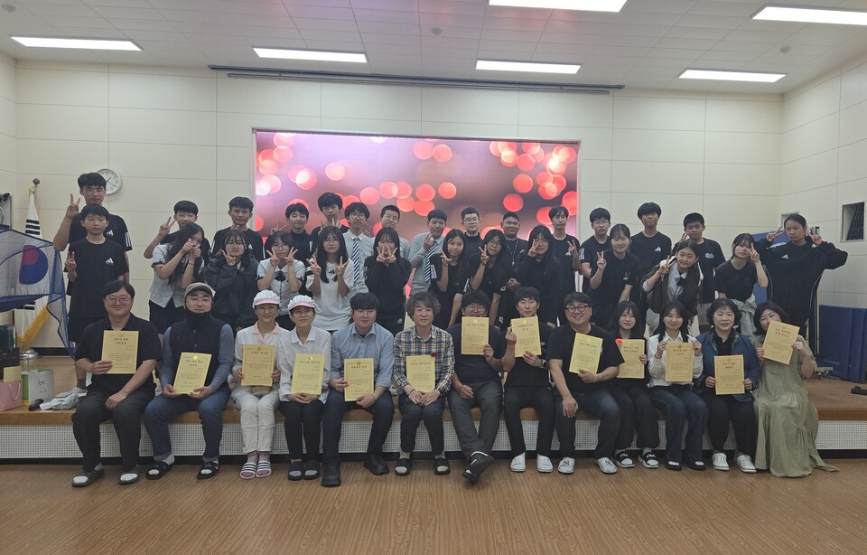 동강중학교, 학생자치회 주도로 스승의 날 기념행사 성황리 개최 - 교육 | 코리아NEWS