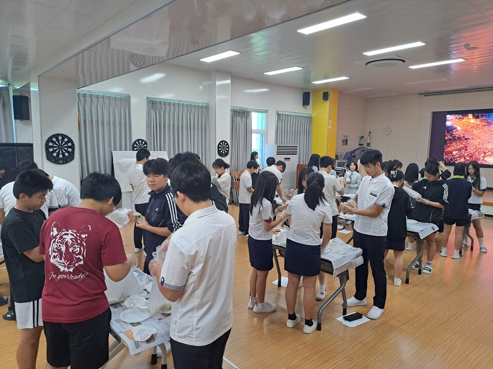 동강중, 학생주도로 5·18 정신 체험…민주시민 성장 - 교육 | 코리아NEWS