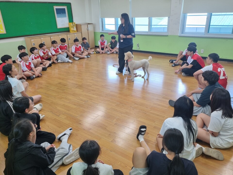 장성도서관, 반려동물 전문가 초청해 중학생 진로 체험