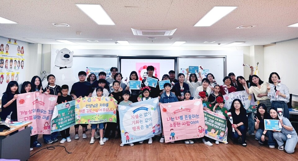 카네이션 향기 물든 몽탄초, '사제동행'으로 교권과 인권 아름답게 - 교육 | 코리아NEWS