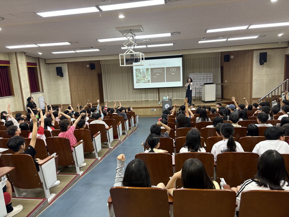 오룡초, ‘여우 목도리’ 유지우 작가와 질문하며 성장하는 시간 - 교육 | 코리아NEWS