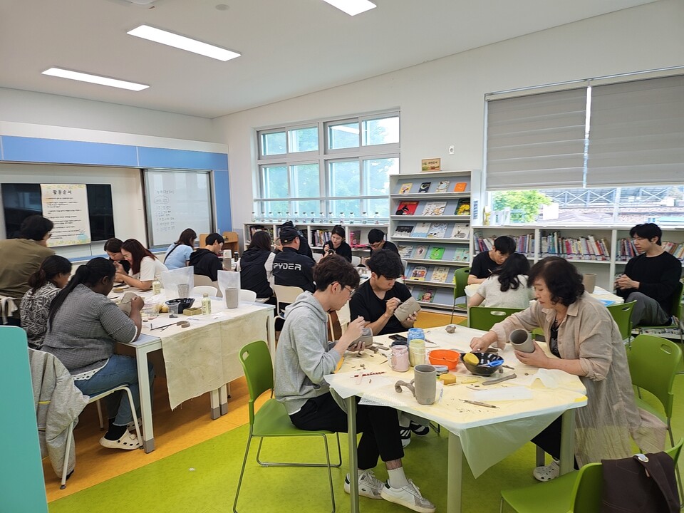 동화 속 캐릭터 담은 도자기 텀블러, 가족과 함께 만들어요 - 교육 | 코리아NEWS