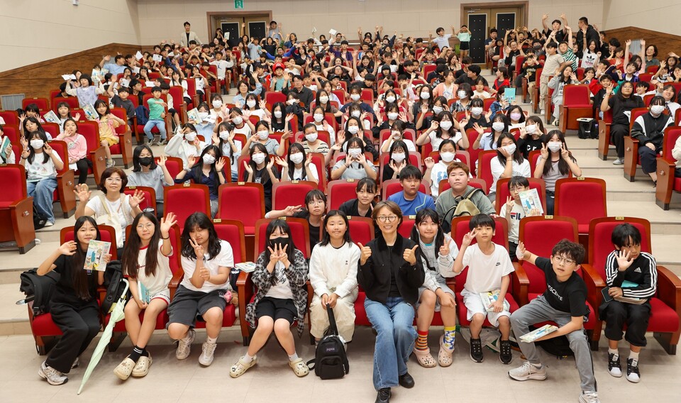 350여 명 교육공동체, 섬진아트홀서 빠진 ‘5월 북콘서트’