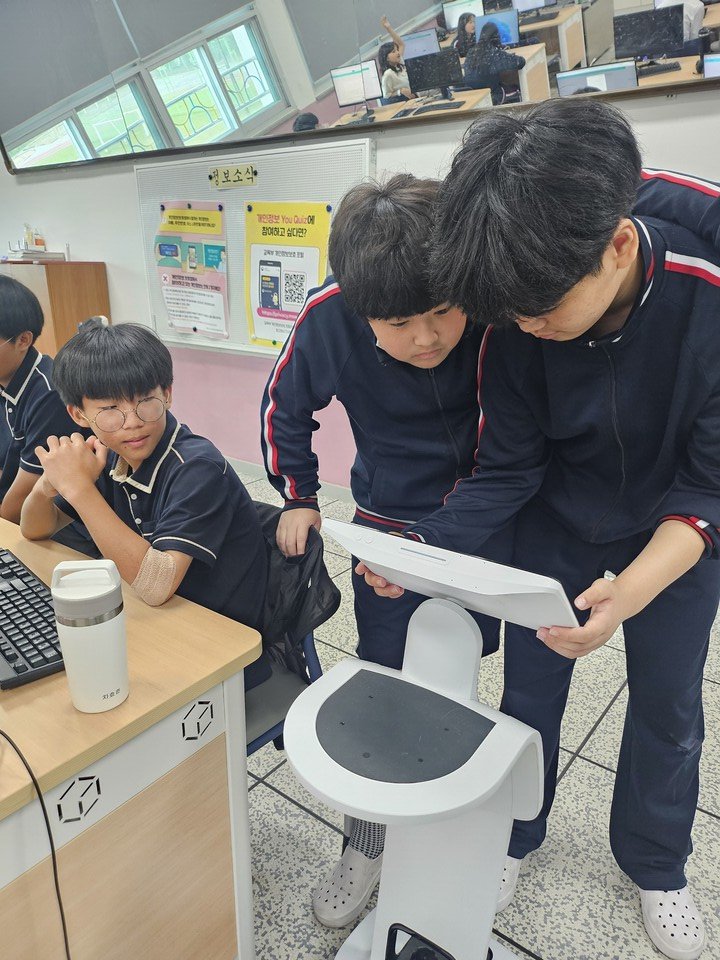 장성황룡중, ‘테미 로봇’과 함께하는 마을학교 미래교육 가동 - 교육 | 코리아NEWS