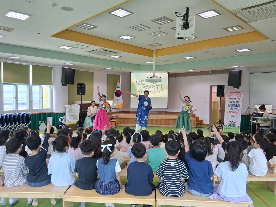 전남유아교육진흥원, 도서벽지 유치원에 찾아가는 문화예술공연 실시 - 문화 | 코리아NEWS