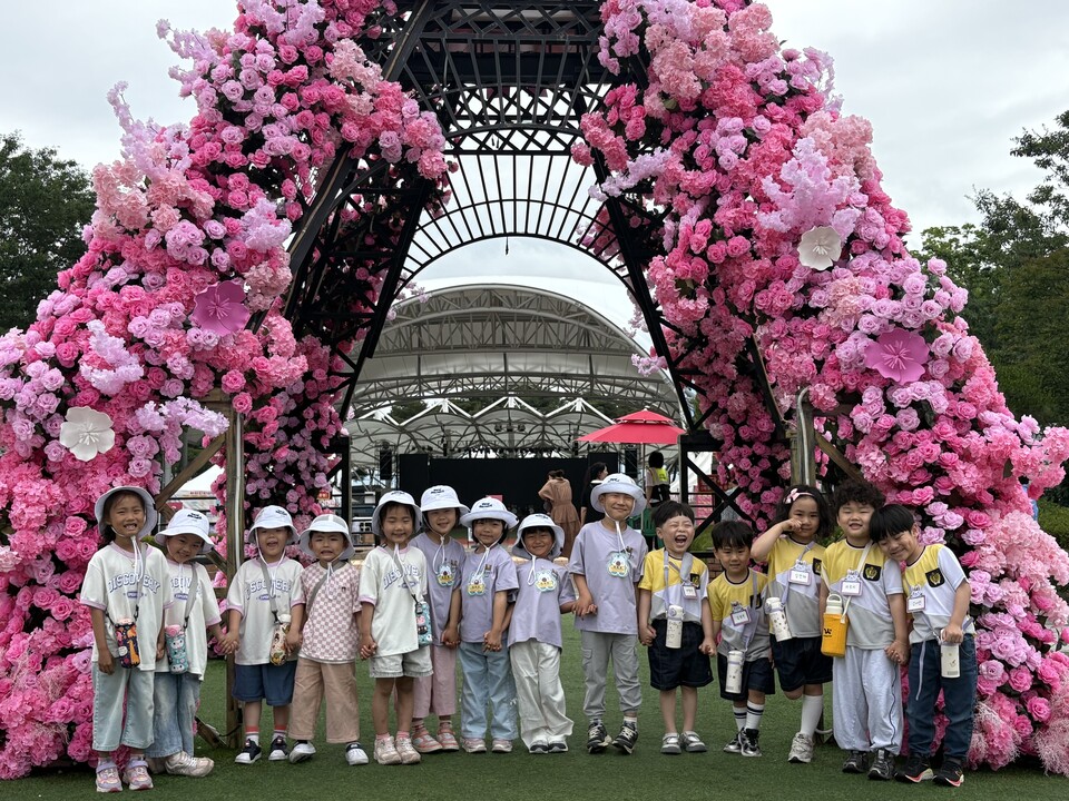 석곡유치원, 곡성 장미축제서 오감으로 꽃향기 배운다 - 교육 | 코리아NEWS