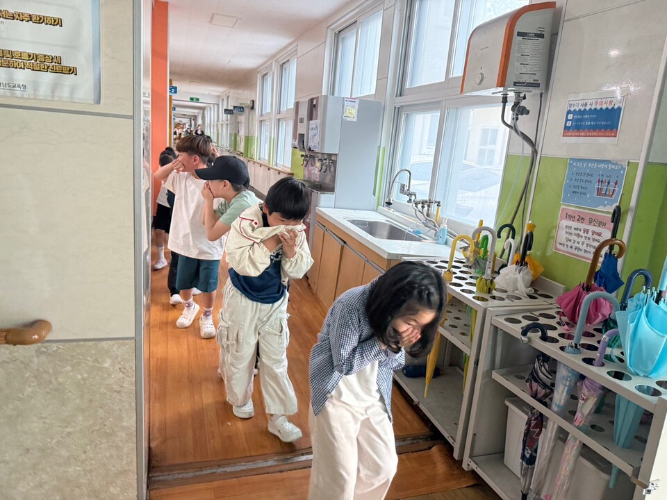 코와 입 막고 대피…녹동초, 실전형 소방훈련으로 안전 ‘Up’