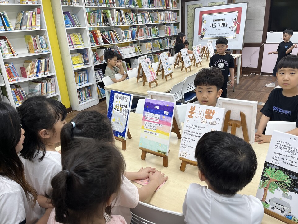 신기초, 작품 속에 담긴 마음…‘시화 전시회’ 열려