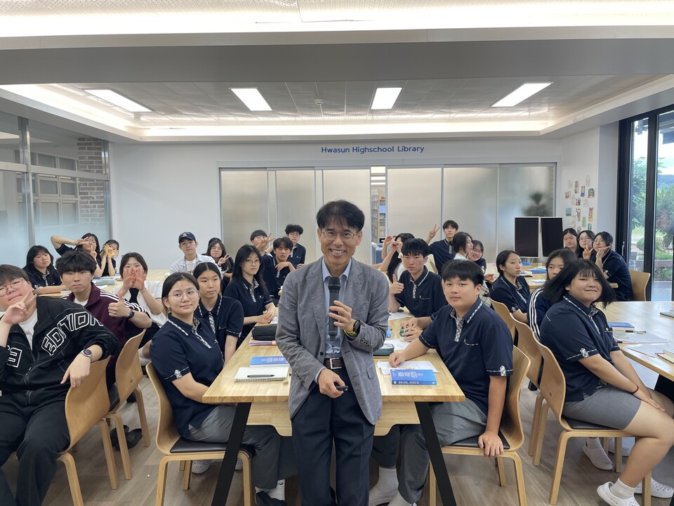 AI 시대, 질문하는 힘 키운다… 화순고 구본권 작가 초청 강연