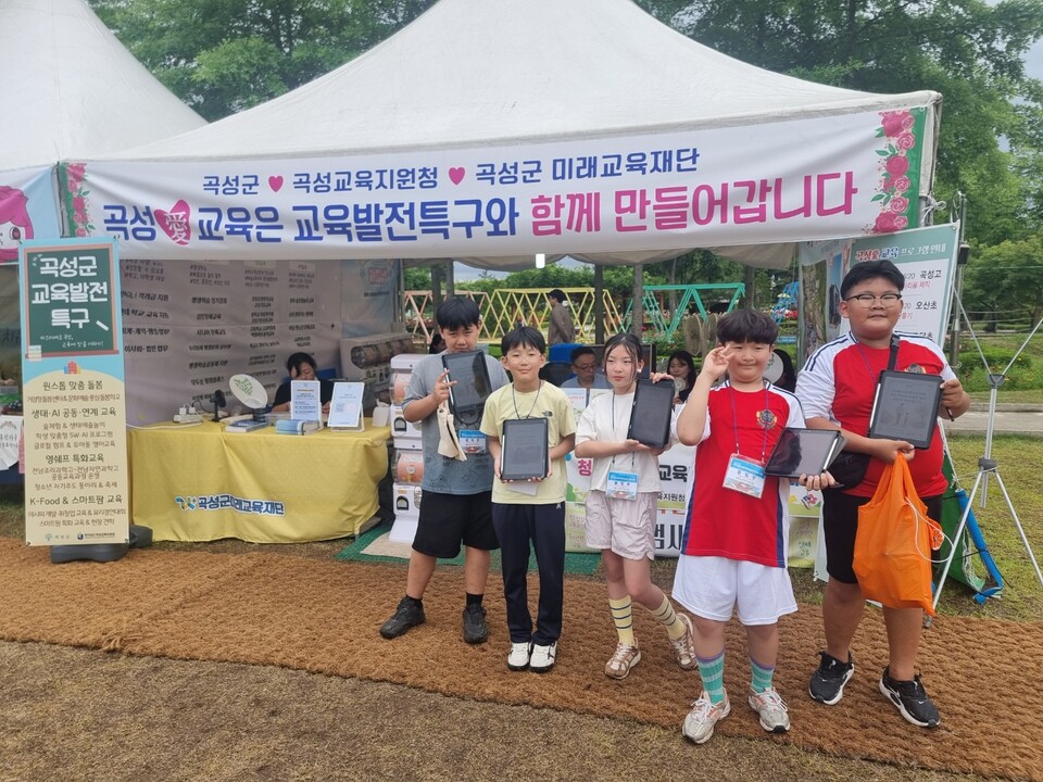 입면초, 곡성세계장미축제서 시 쓰기 작품전시 및 체험 부스 운영 - 교육 | 코리아NEWS