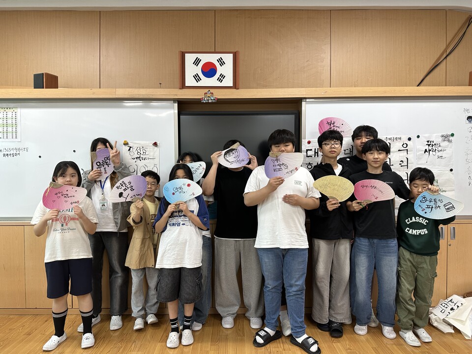 AI 시대 ‘뇌썩음’ 걱정에 붓글씨로 ‘역발상’ 치유 - 교육 | 코리아NEWS