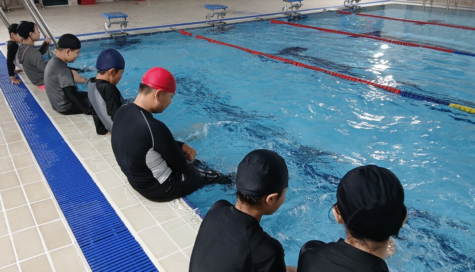 칠량초, 생명 살리는 생활수영 교육 진행 - 교육 | 코리아NEWS