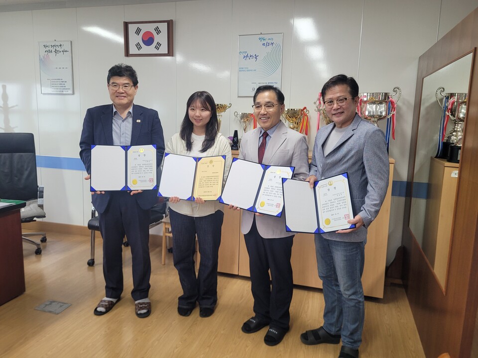 영광중앙초, 제3회 찰보리 전국 창작시 대회서 단체 공로상 수상 - 교육 | 코리아NEWS