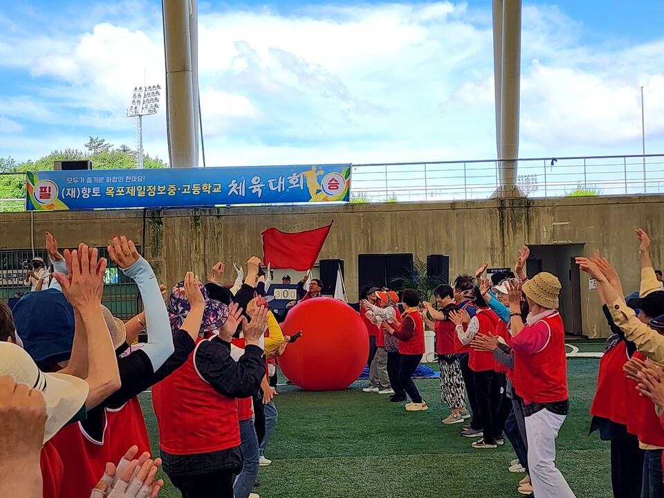 인생 2막 교실의 뜨거운 함성, '향토 목포제일정보고' 체육대회 개최 - 교육 | 코리아NEWS