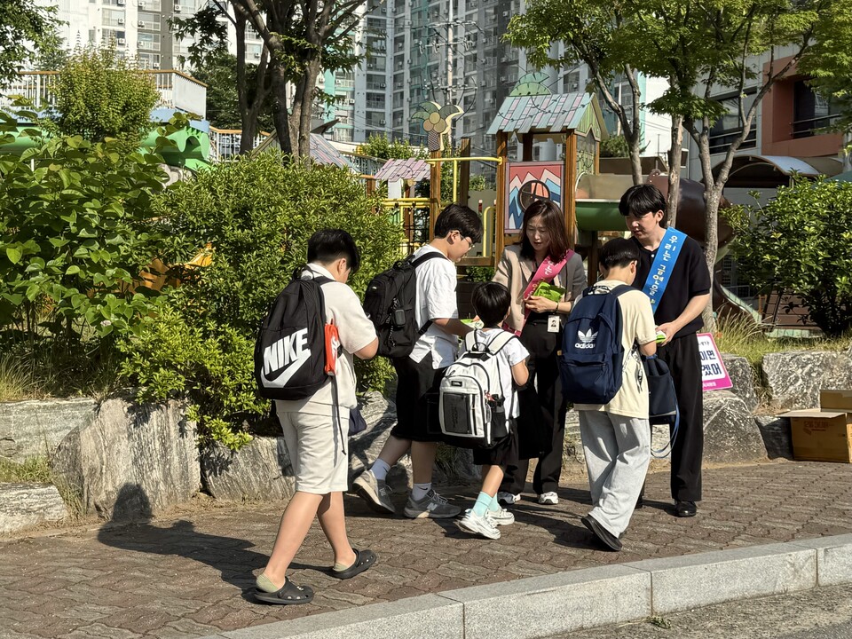 광양교육지원청, 등굣길 맞은 학생흡연 예방에 총력 - 교육 | 코리아NEWS