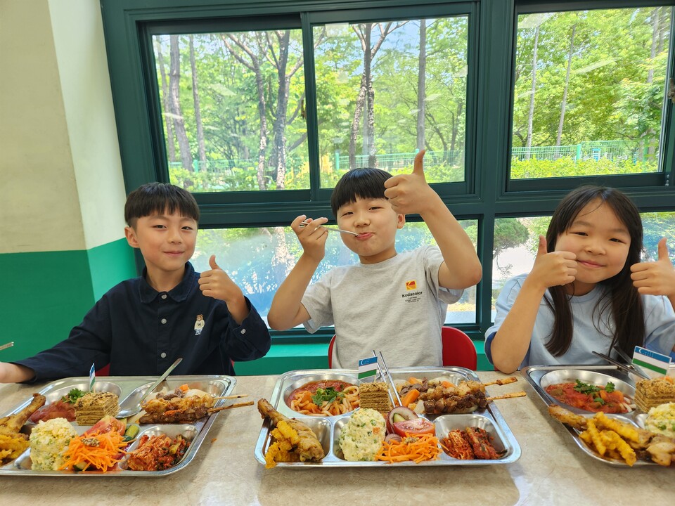 세계의 맛을 학교에서! 광양중진초, 우즈베키스탄 전통 음식 체험 - 교육 | 코리아NEWS