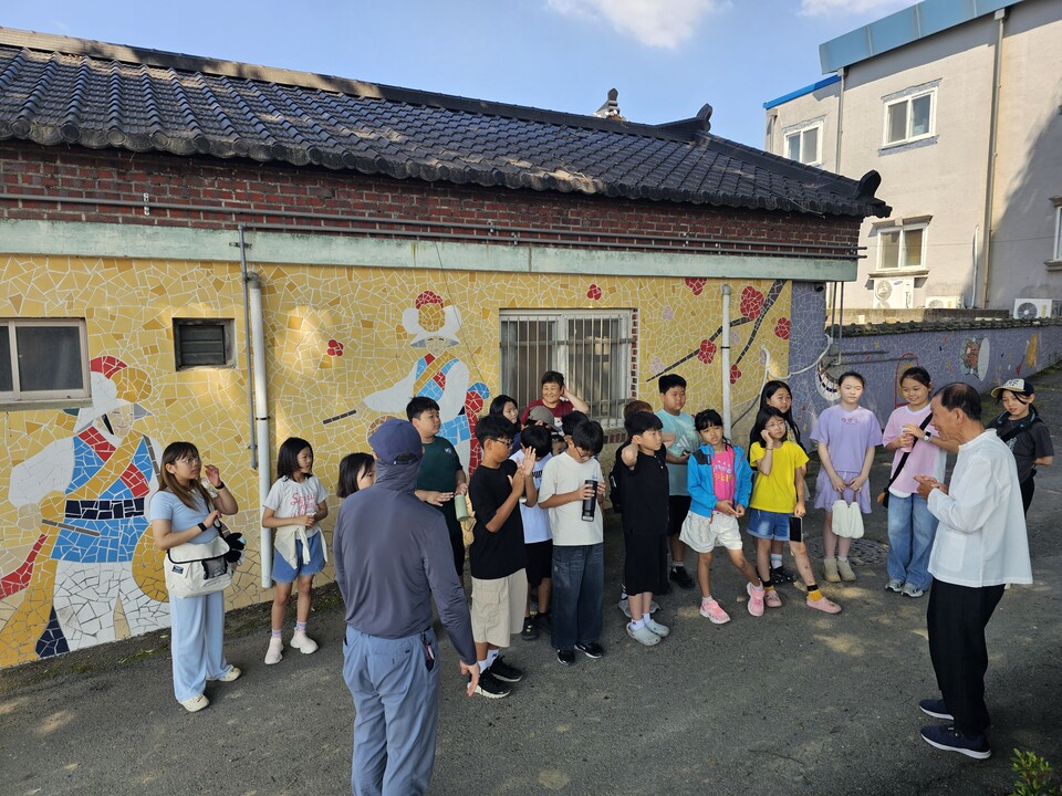옥과초 4학년, ‘죽동농악’ 체험하며 전통문화의 멋과 가치 배우다 - 교육 | 코리아NEWS