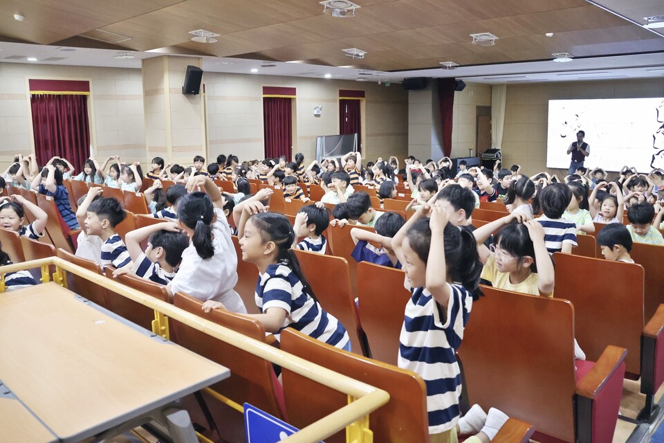 그림책에 생명을 불어넣는 샌드아트, 유·초 통합 예술 체험 - 문화 | 코리아NEWS