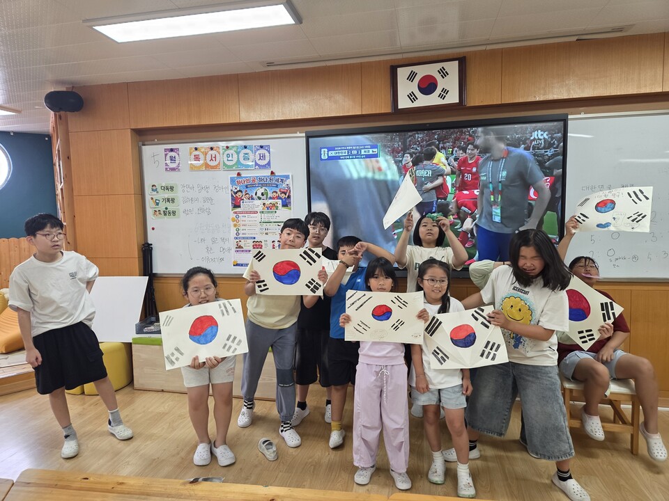 스스로 만든 태극기 흔들며 응원… 동복초, 월드컵에서 배운 스포츠정신 - 교육 | 코리아NEWS