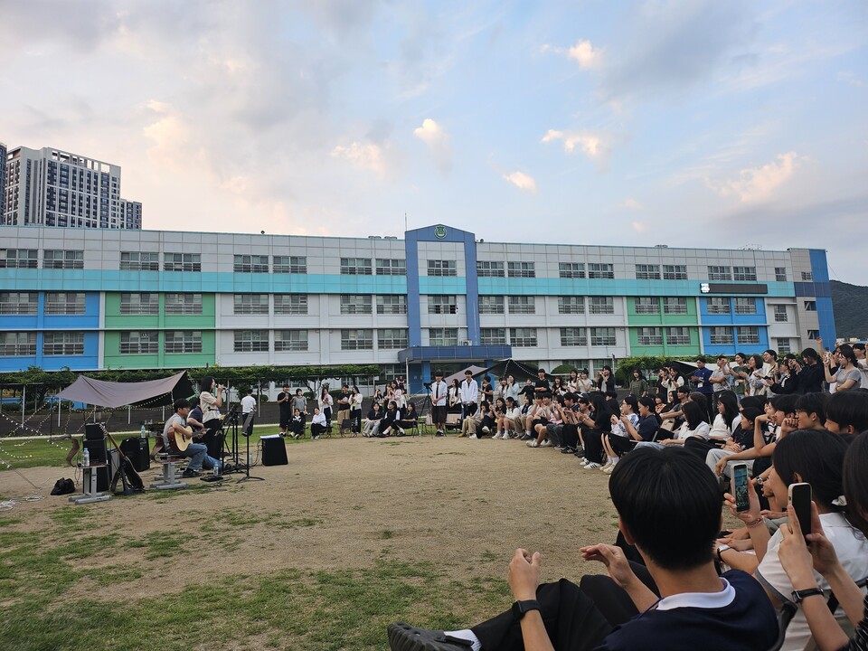 화순고, 선생님들 깜짝 버스킹 ‘사제동행 감성 캠핑’ 성료 - 교육 | 코리아NEWS