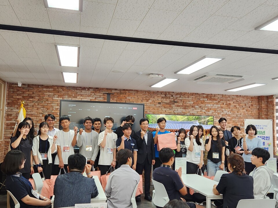낯선 타지는 또 다른 고향… 강진, 유학생 품에 ‘Glocal Family’ - 교육 | 코리아NEWS