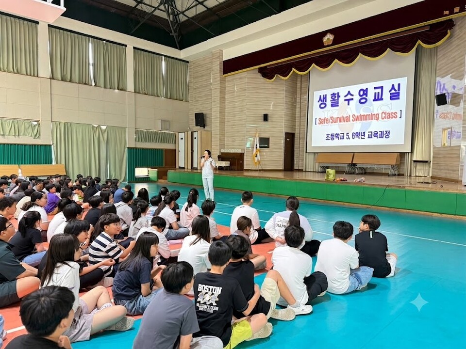녹동초, 생존 넘어 실전 '생활수영' 교육…안전 체험으로 생존력 키우다 - 교육 | 코리아NEWS