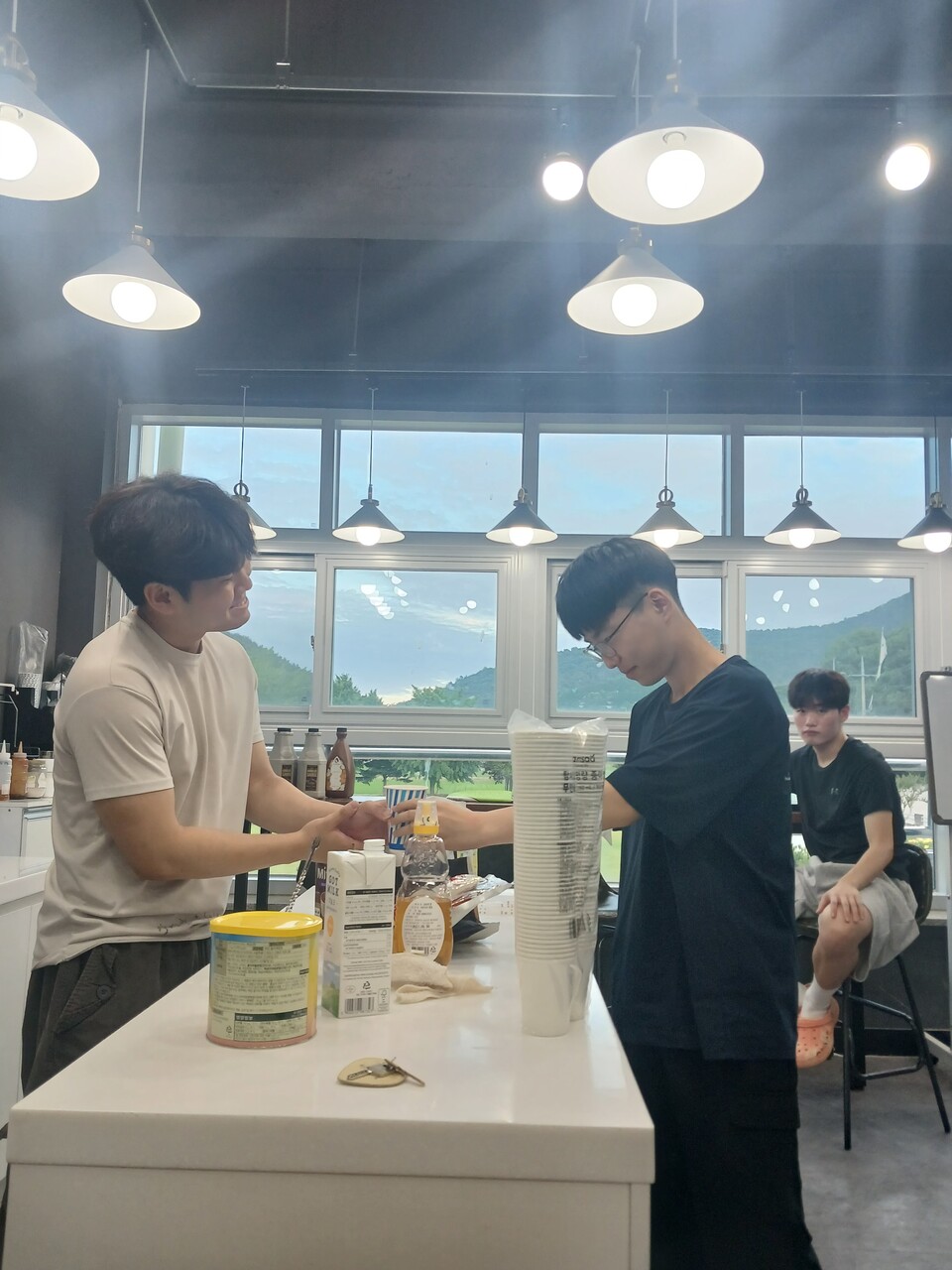 학생들이 만드는 ‘행동하는 카페’…영산성지고의 특별한 휴식처 - 교육 | 코리아NEWS