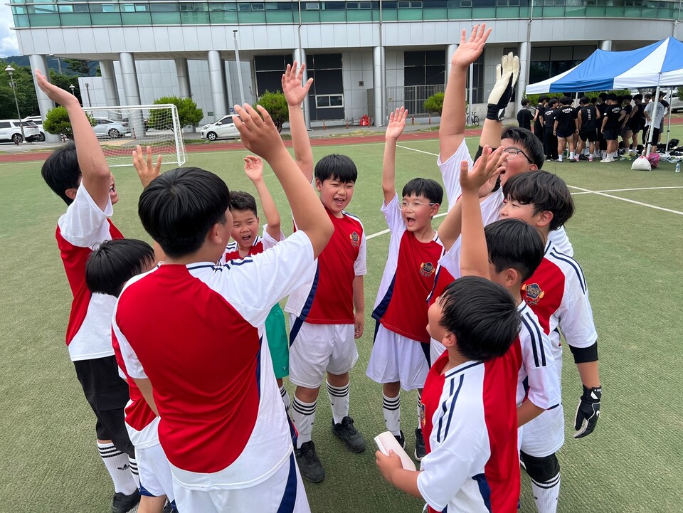 땀으로 일군 우승! 입면초 풋살부, 곡성 학교스포츠클럽대회 정상에 오르다 - 교육 | 코리아NEWS