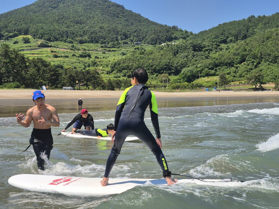 봉래초, 남열 해돋이 바다서 꿈과 자신감을 서핑하다 - 교육 | 코리아NEWS