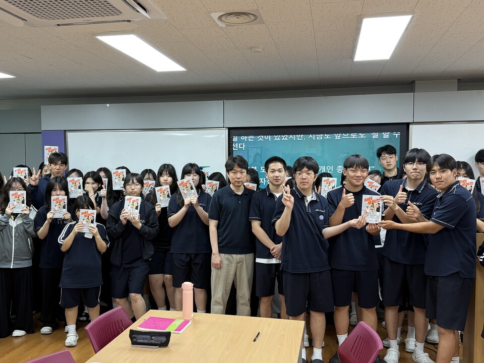 드라마 '슬기로운 감빵생활' 정보훈 작가, 영암 삼호고 학생들에 꿈과 용림 심어줘 - 교육 | 코리아NEWS