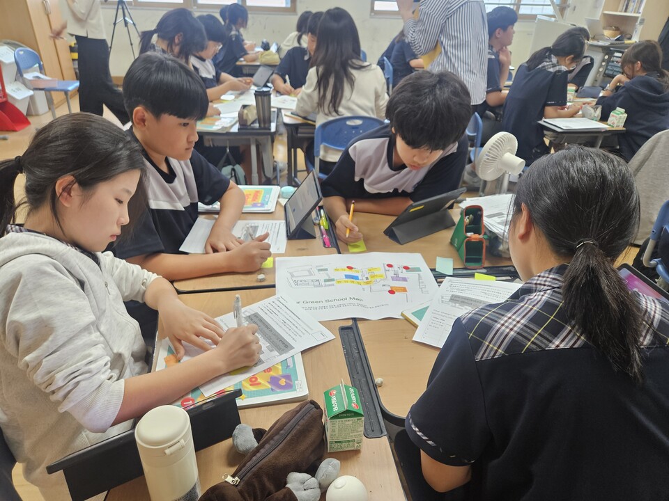 매성중, 영어로 배우는 ‘탄소중립’…학생 주도형 녹색지도 그리다 - 교육 | 코리아NEWS