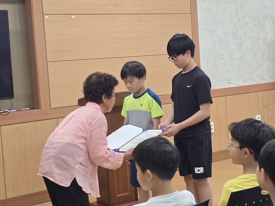88세 어르신, 70년 전 '사친회비' 찾아와 약속 지켜 - 교육 | 코리아NEWS